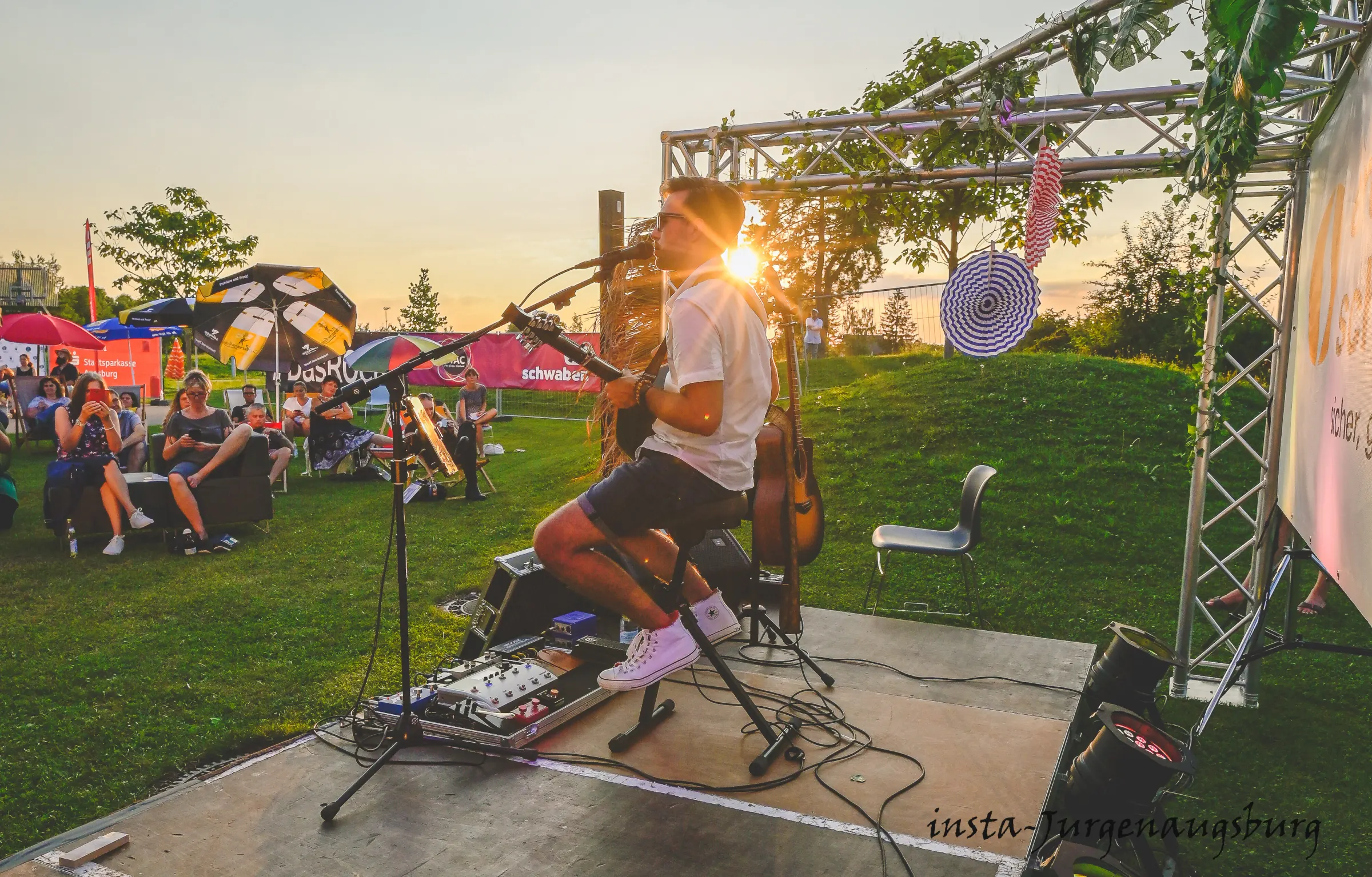 Live-Musik auf einer Open-Air-Bühne mit Publikum