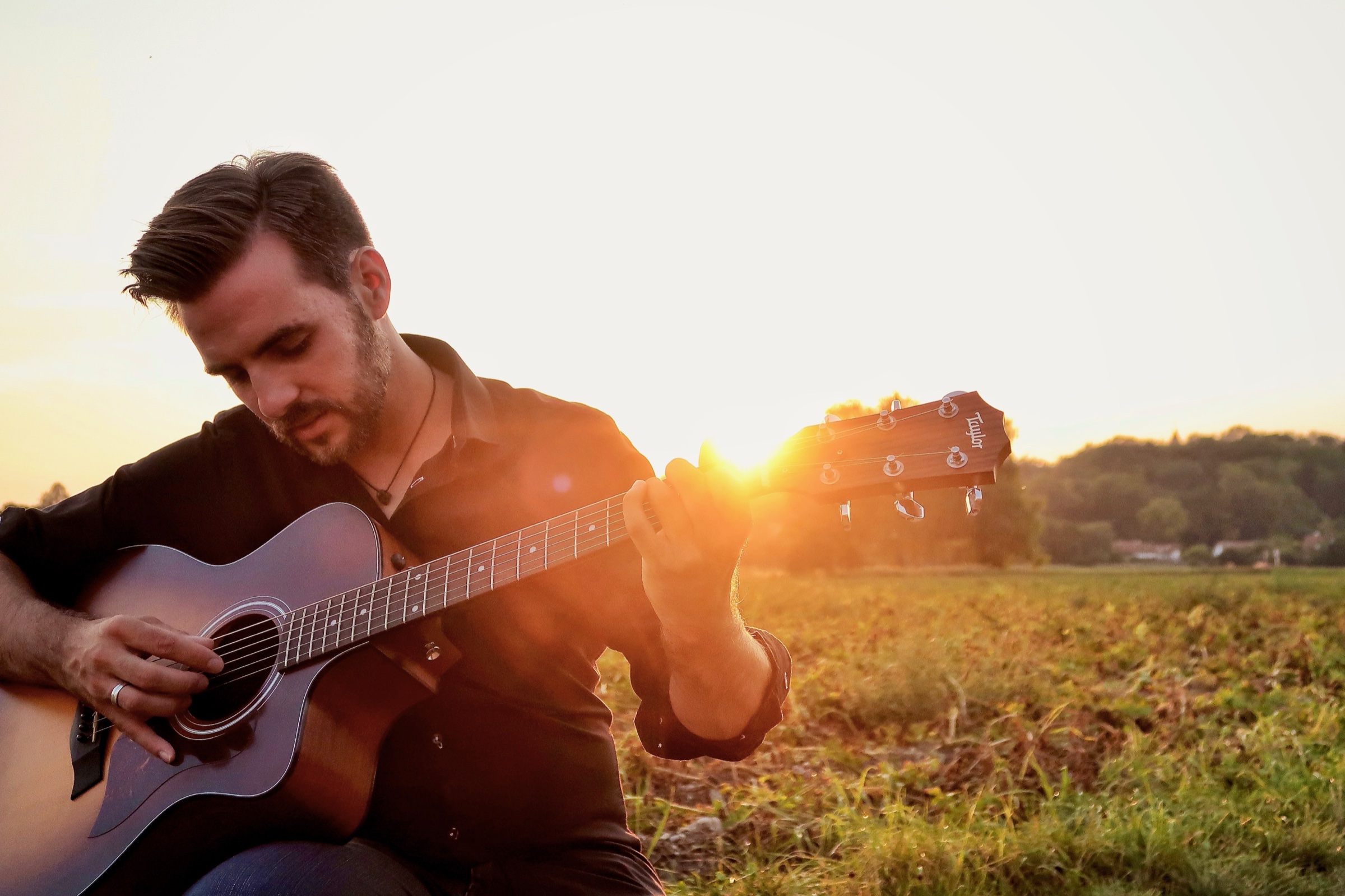Singer-Songwriter-Moment mit Gitarre im Sonnenuntergang