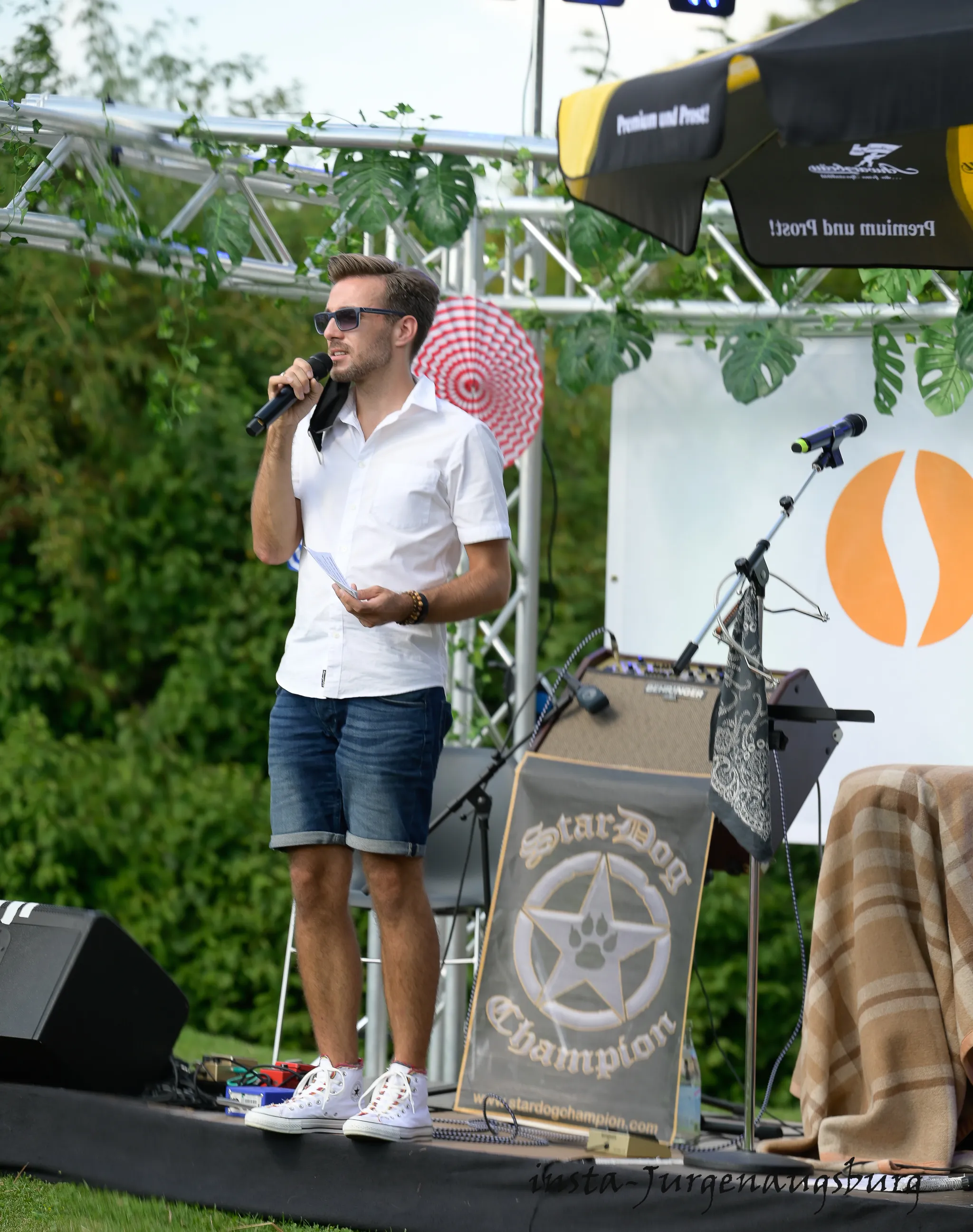 Danny Barlhow moderiert auf einer Open-Air-Bühne