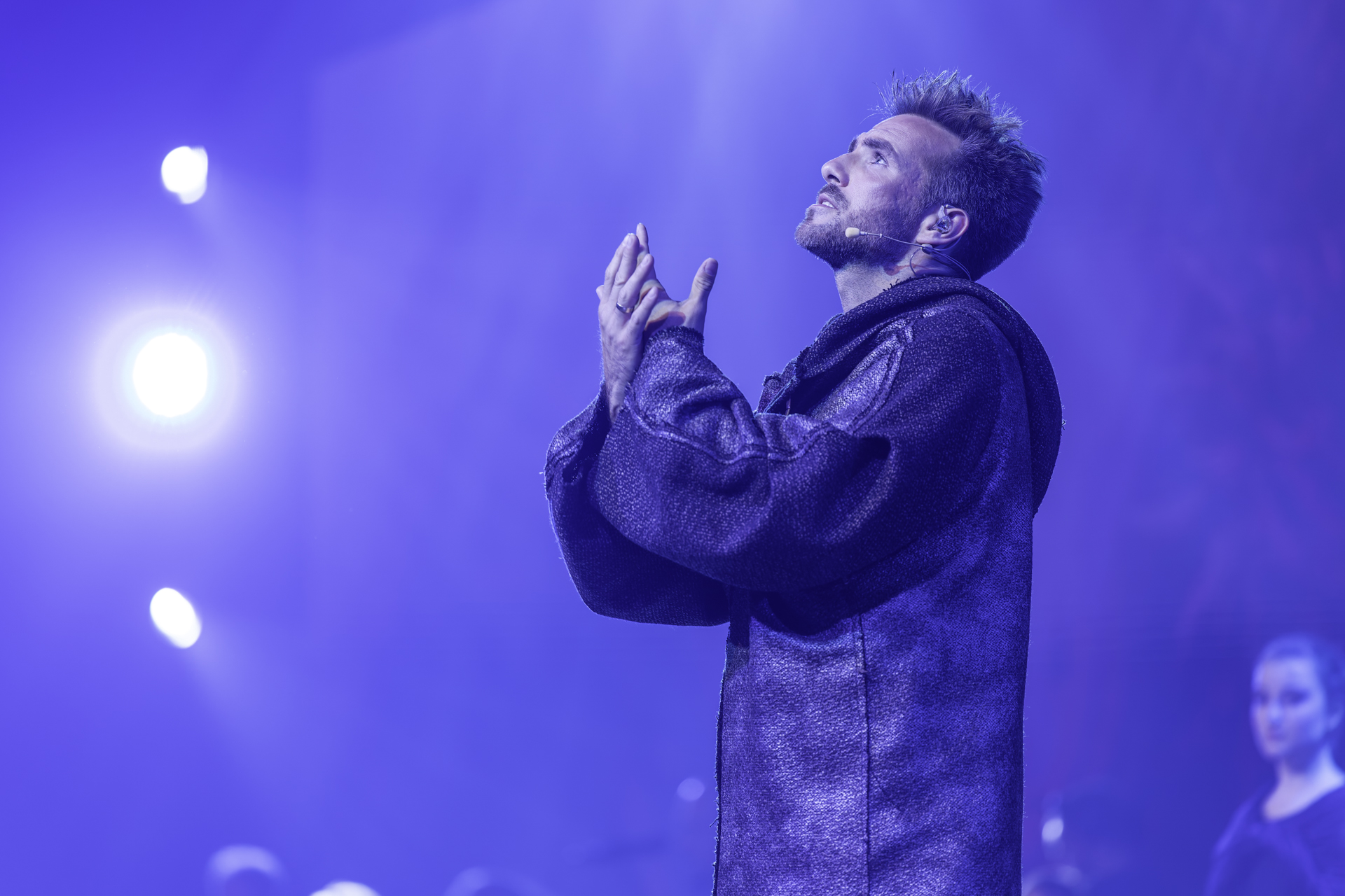 Danny Barlhow in einer blauen Musiktheater-Szene von HERILO 2025