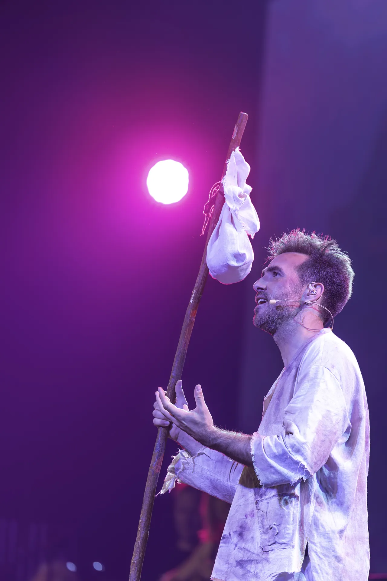 Danny Barlhow in HERILO 2025 mit Stab und Bühnenlicht