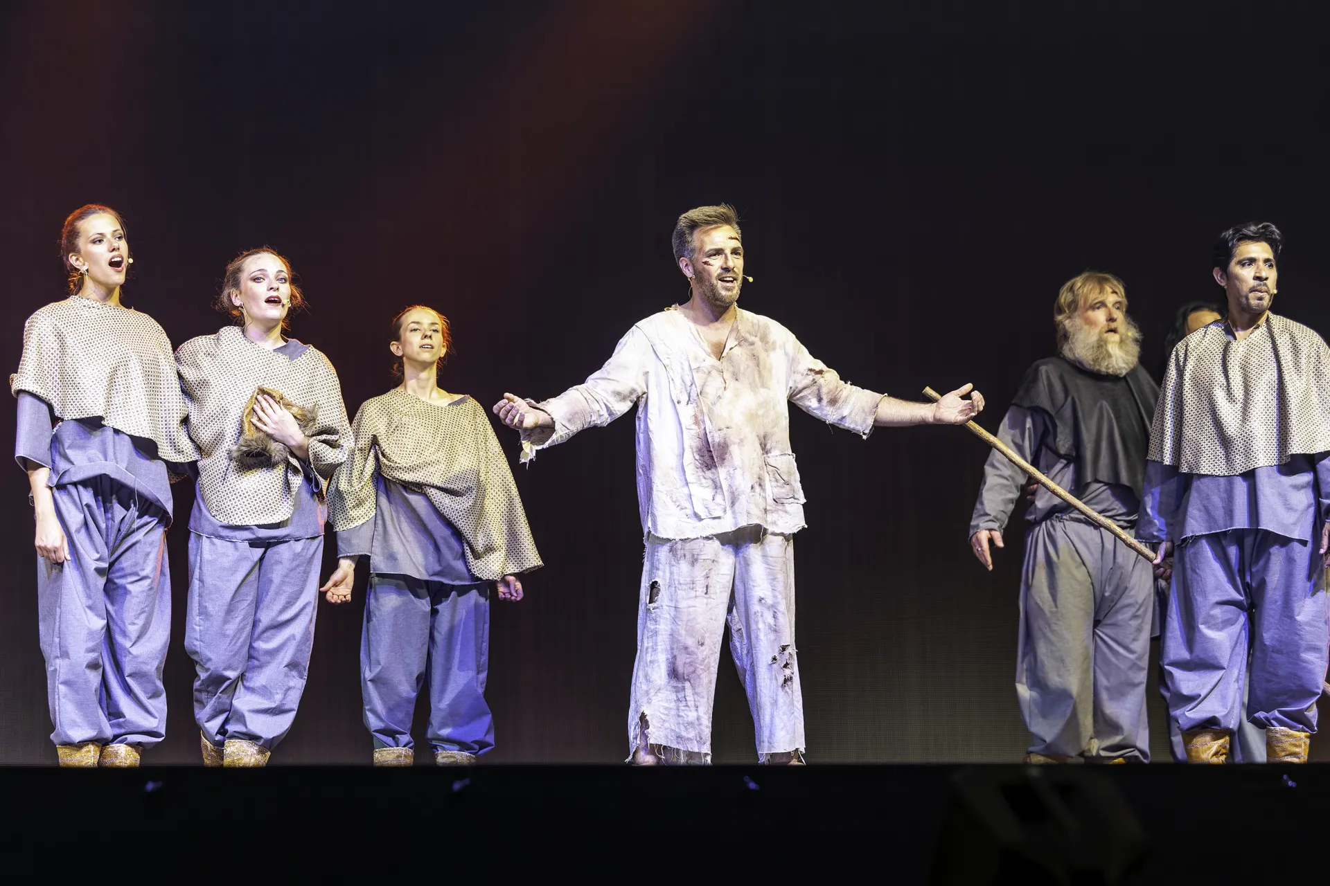 Danny Barlhow in HERILO 2025 mit Ensemble auf der Bühne
